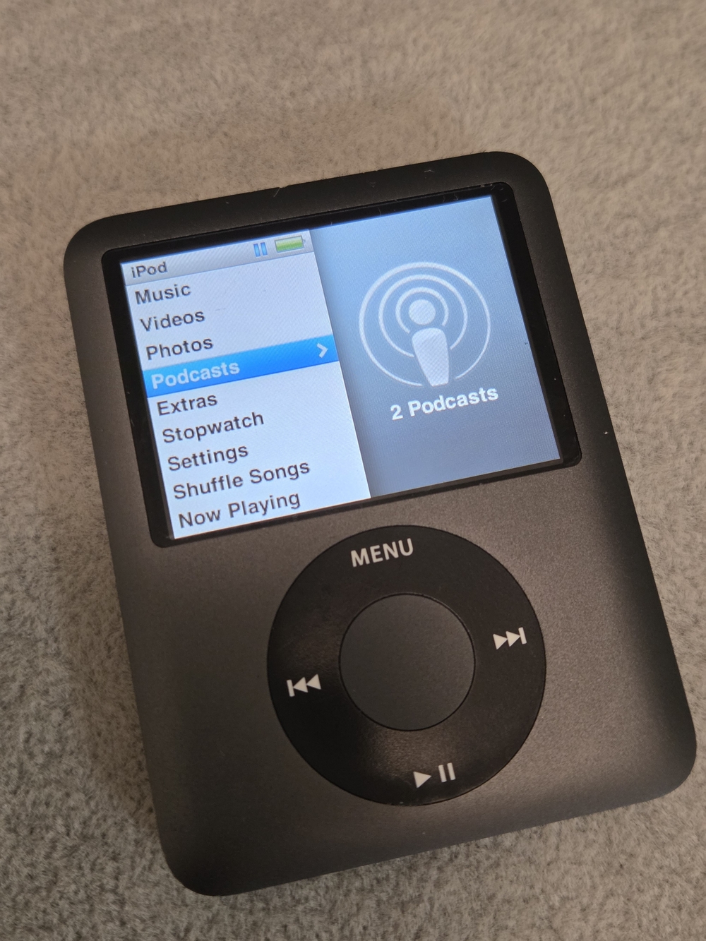 Apple iPod nano 3rd Generation 8GB Silver MP3 Player (Model A1236) Music